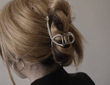 Load image into Gallery viewer, Snakes ladder Hair claw, Gold